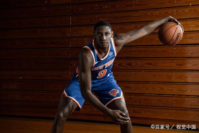 世体：巴萨本轮西甲将穿白色球裤致敬经典